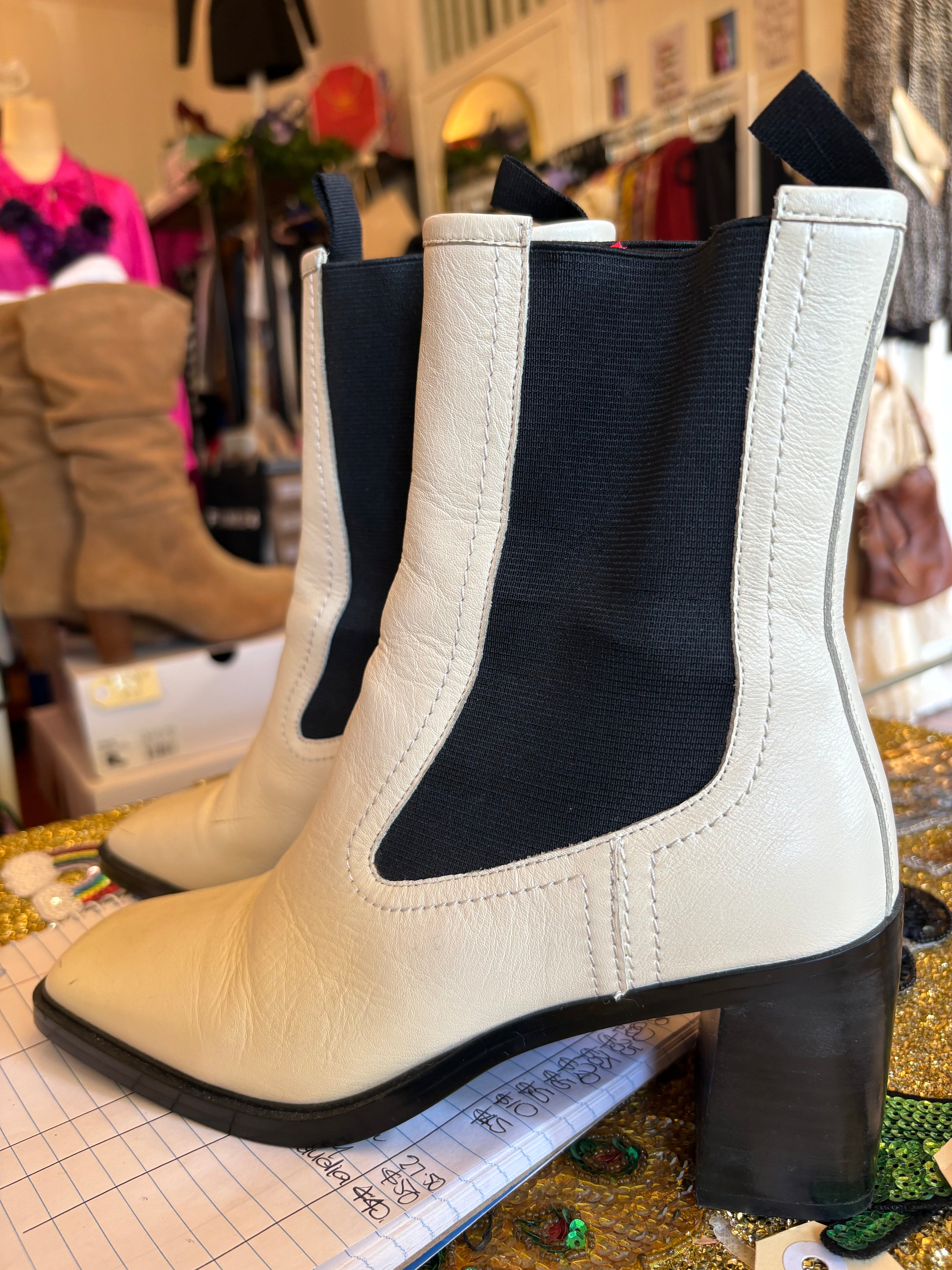 Tony Bianco White Leather Chelsea Boots 🤍🖤